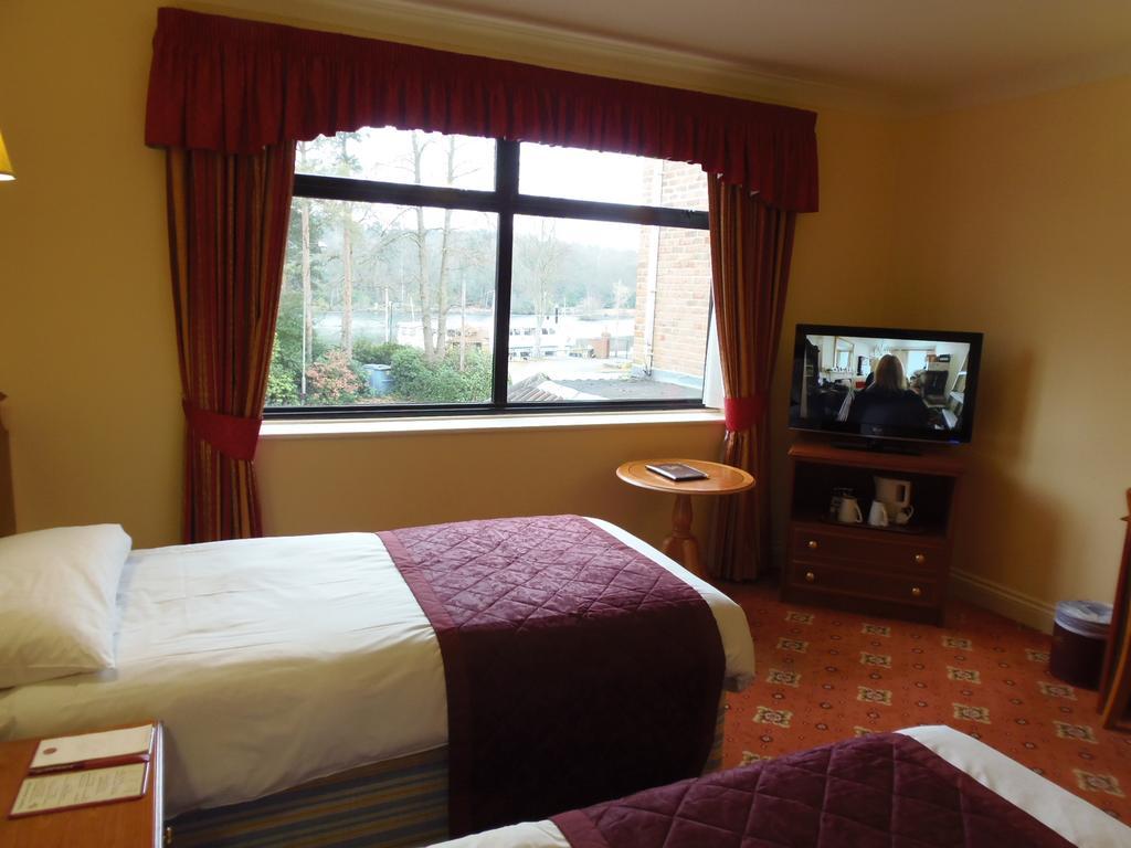 Lakeside Continental Hotel Camberley Ngoại thất bức ảnh