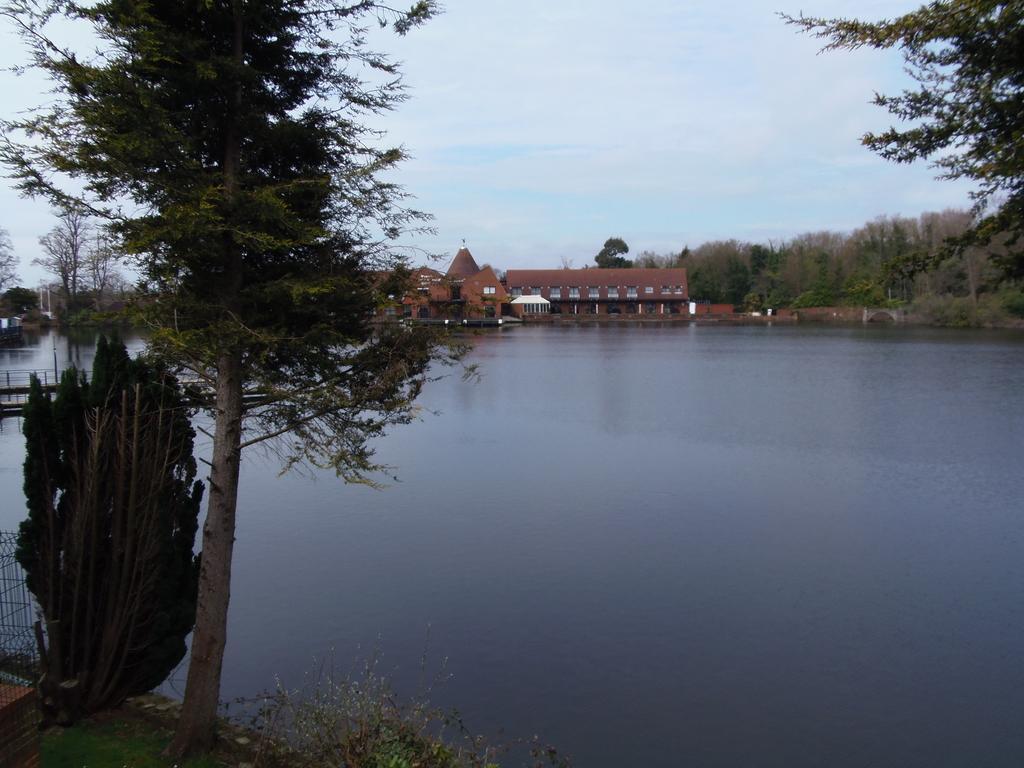 Lakeside Continental Hotel Camberley Ngoại thất bức ảnh
