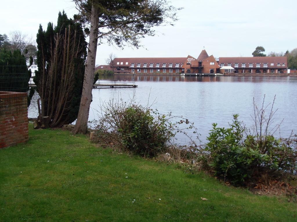 Lakeside Continental Hotel Camberley Ngoại thất bức ảnh