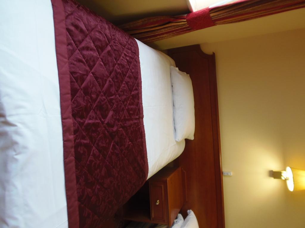 Lakeside Continental Hotel Camberley Ngoại thất bức ảnh