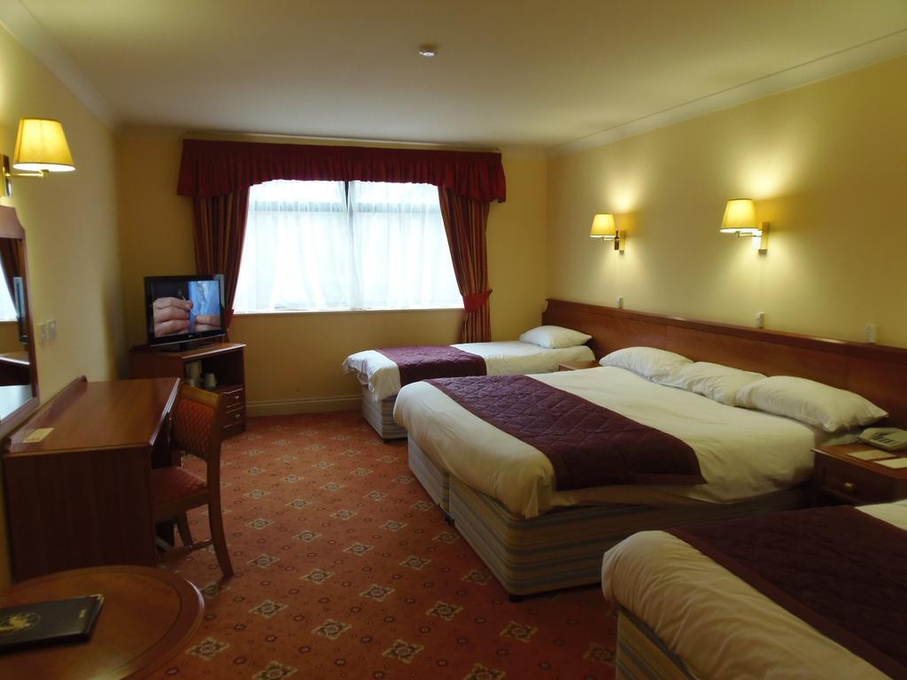 Lakeside Continental Hotel Camberley Ngoại thất bức ảnh